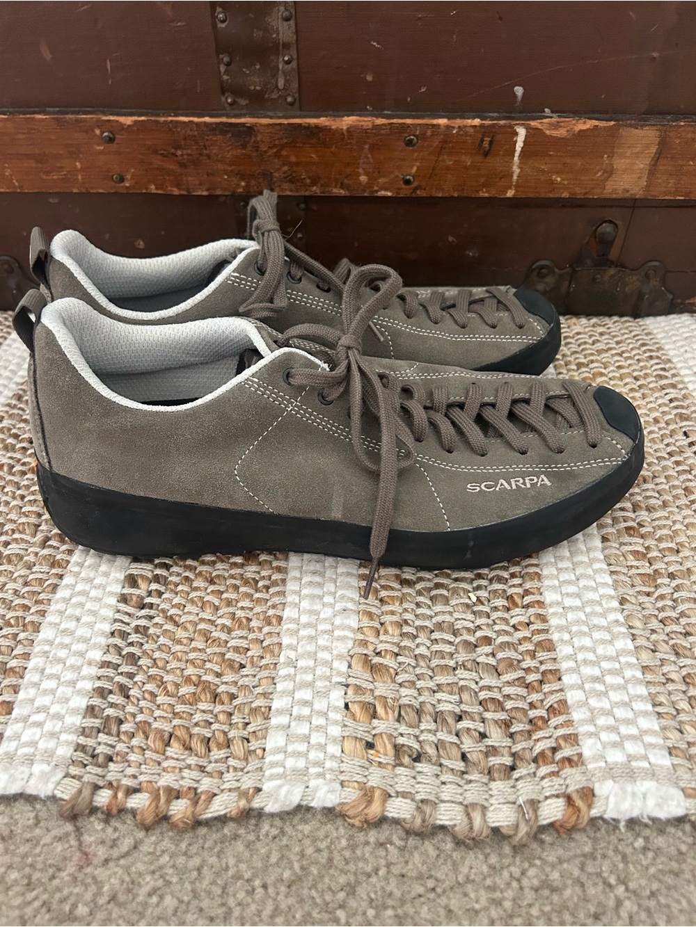 Scarpa Taupe Suede Low-Profile Approach Sneakers